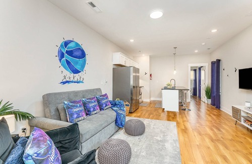 Third Ward House | Queen City's Nest Uptown | Hornets Vibes | Bold Design & City Views | Walk to All Uptown Attractions