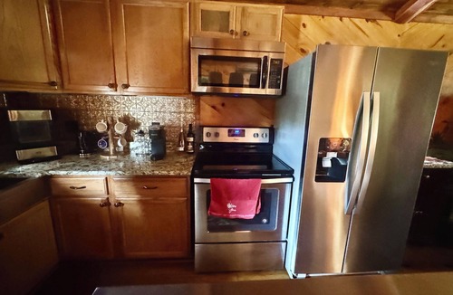 Cape Fear Cabin | Queen’s Landing Cabin - 300 Acre Farm Stay Near I-95 & Fort Bragg!