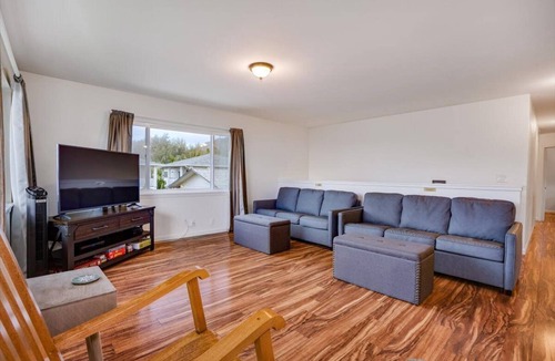 Hauula House | Quiet Hauula townhome with ocean and mountain views.