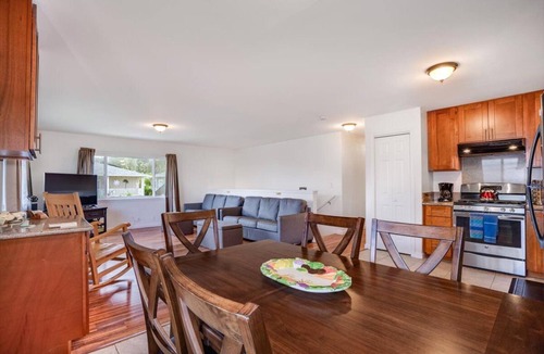 Hauula House | Quiet Hauula townhome with ocean and mountain views.