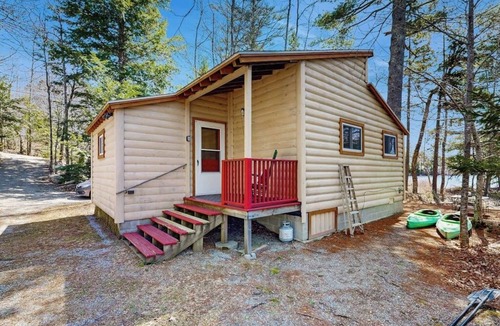 Ellsworth Cabin | Quiet lakefront cottage with a firepit, private beach, & two kayaks