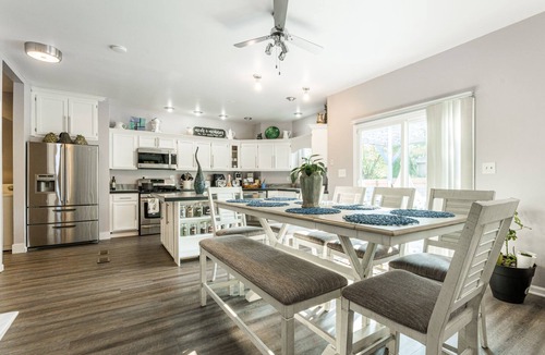 Bolingbrook House | Re-Designed, Cosmos Retreat, King Bed, Hot Tub, WiFi, Large TVs, Spacious & Calm