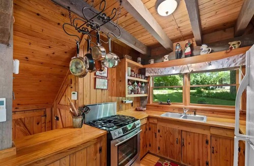 Mentone Cabin | Red Bird Roost: Best downtown location on the Brow. Feel the breeze on Cool St.