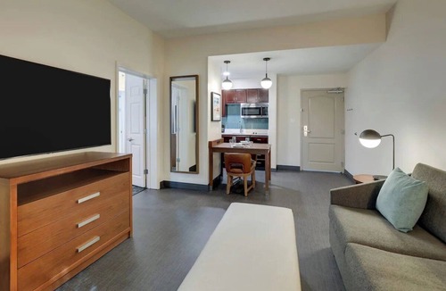 Mount Pleasant Hotel | Relax in Mount Pleasant Comfort – Pet-Friendly King Suite Near Restaurants