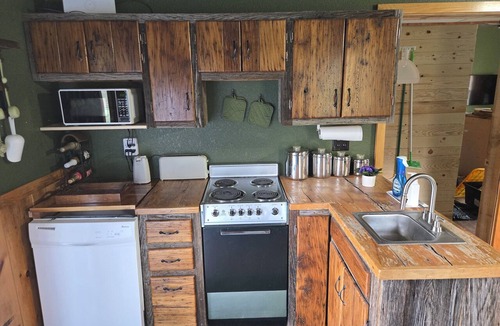 Roan Mountain Cottage | Relax Inn Creekside. 2-bedroom cottage in beautiful Roan Mtn w/incredible views
