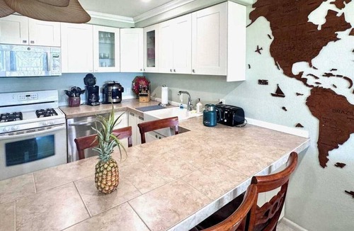 Ualapue Condo | Relax on a Shaded Lanai in an Ocean-View Condo with Pool & Cabana