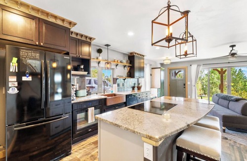 Gleneagle House | Relaxing Authentic Colorado Retreat w/Chic Art, 5 min to USAFA & Amenities