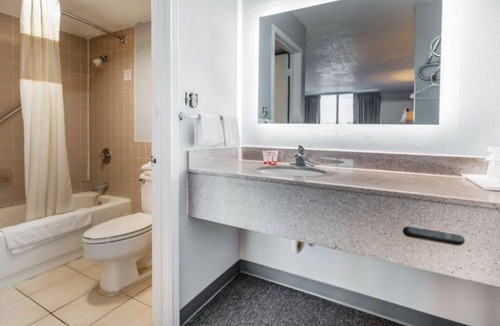 Jennings Hotel | Relaxing King Unit! Close to Golf Course, Large Bed, High-Speed Wi-Fi Included!