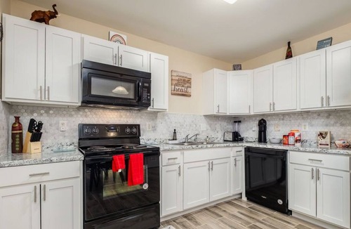 Paw Creek House | Renovated CLT Home Great for Couples | Friends| Families + Kids | Solo Travelers