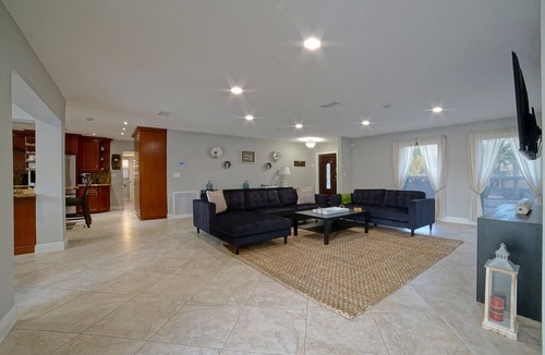 Sherwood Forest House | Renovated House Heated Pool Gourmet Kitchen Pet Friendly Walking to the Downtown
