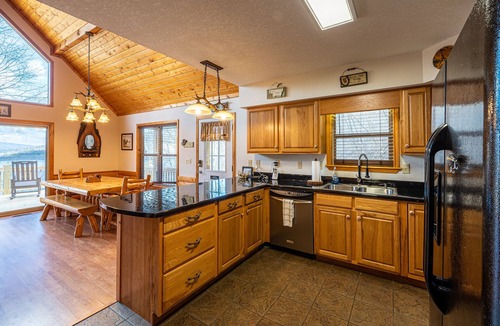 Topton Cabin | Ridgetop Lakeview - Bedroom Cabin on Lake Nantahala w/Private Deck