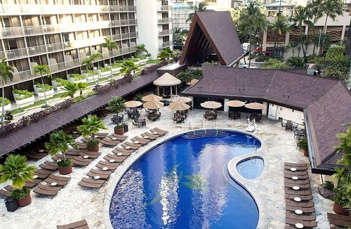 Waikiki Apartment | Right on the Beach! 3 Modern Units for 12, Restaurant, Minutes to Waikiki Beach!