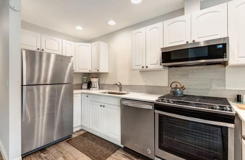Bend House | Riverfront cottage just steps from Deschutes River