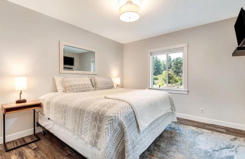 Bend House | Riverfront cottage just steps from Deschutes River