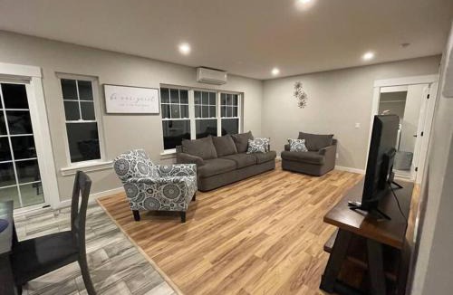 Bangor House | Riverside Getaway with HotTub 3br 2 bth
