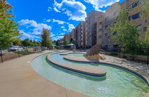 Wisconsin Dells Condo | Riverside studio with private balcony, on-site golf and balcony