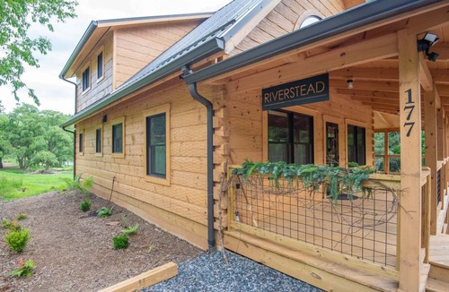 Warrensville Cabin | Riverstead Cabin - Riverfront + Wrap Around Porch + Smart TVs + Gas Fireplace + Hot Tub