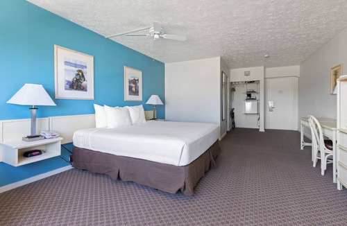 Kahului Hotel | Romantic Beach Getaway | Outdoor Pool | Minutes to Paukukalo Beach - 1.9 mi