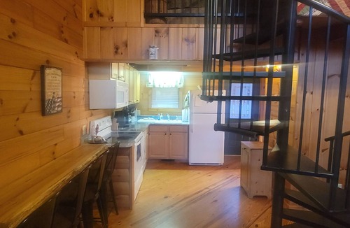 Purlear Cabin | Romantic Cabin Getaway, WIFI, hiking trails waterfalls,and Hot Tub