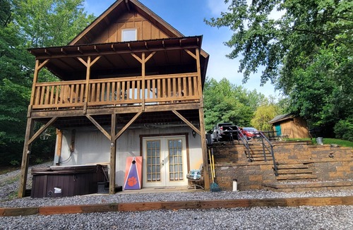 Purlear Cabin | Romantic Cabin Getaway, WIFI, hiking trails waterfalls,and Hot Tub
