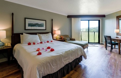 Hanamaulu Condo | Romantic Oceanfront Kauai Beach Resort, Jacuzzis, restaurants, 4 pools
