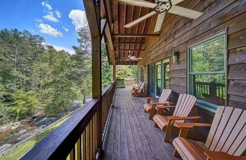 Raccoon Ridge Cabin | Rustic Cabin on the rapids of Toccoa River