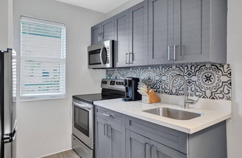 Poinciana Park Apartment | Rustic Retreats 1BR minutes from Las Olas