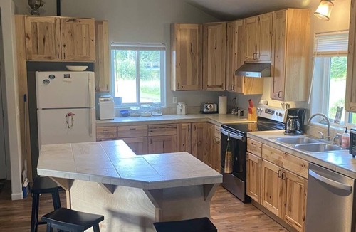 Gustavus Cabin | SALMON RIVERBEND LODGE FISHERMEN CABIN WTH RIVER ACCESS FISH RIGHT OUT YOUR DOOR