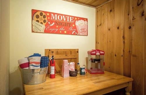 Ellijay Cabin | Secluded cabin, creek, dogs ok, theater&escape room, hottub, fireplace fire pit.