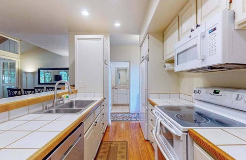 Maunaloa Condo | Secluded Molokai Condo Near the Ocean with WiFi, Pool & Grills
