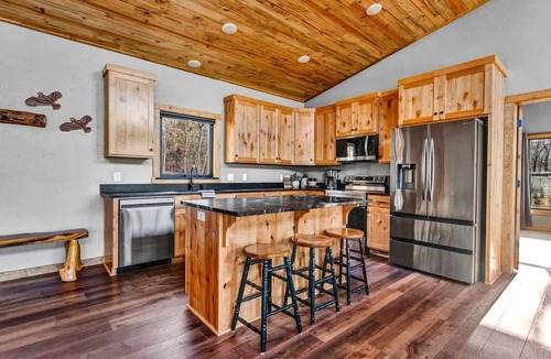 Fayetteville Cabin | Secluded Riverfront Cabin with Scenic Bluffs near Fayetteville, Arkansas