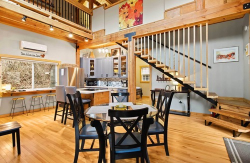 Frank Cabin | Ski, Hike, Fish! Mtn-View Creekside Gem in Newland