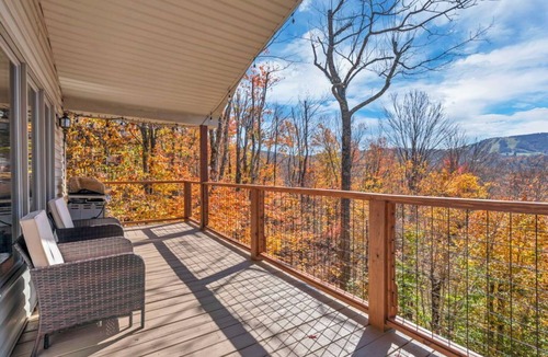 Charter Hills House | SkiView Cabin - 4BR, Cozy and Modern ~ Sleeps 10