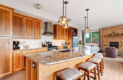 Black Mountain House | Skytop Chalet | Pet Friendly, Hot Tub & Stunning Mountain Views!