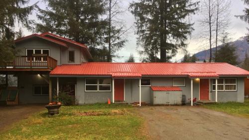 Mendenhaven Apartment | Sluice Box - Affordable, Convenient, and near Mendenhall Glacier- DISCOUNTS ON TOURS!