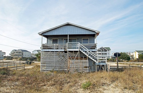 South Nags Head House | SN9017A- 4 BRs, 3 BAs, Basketball goal and only 3 homes from the beach! WIFI!