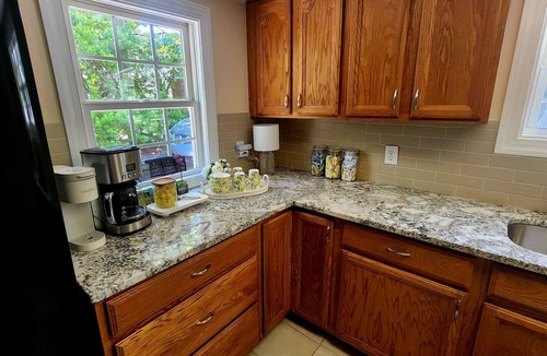 Cary House | Sophie’s Vintage Cottage - Next to Matthews House & Walkable to Downtown Cary