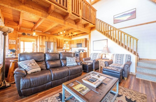 Smoky Mountains Cabin | *Spacious 3BD Cabin w/VIEWS! Hot Tub + Games!*