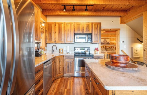 Smoky Mountains Cabin | *Spacious 3BD Cabin w/VIEWS! Hot Tub + Games!*