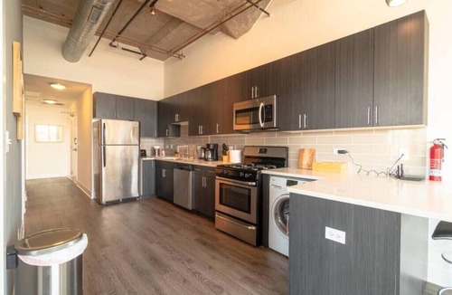 Near South Side Apartment | Spacious 3BR Corner Skyline Unit Near McCormick Place & Museum Campus
