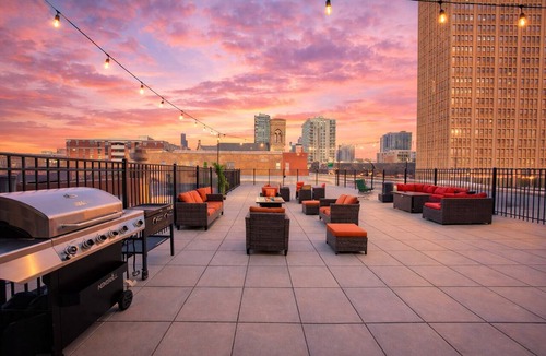 Near South Side Apartment | Spacious 3BR Corner Skyline Unit Near McCormick Place & Museum Campus