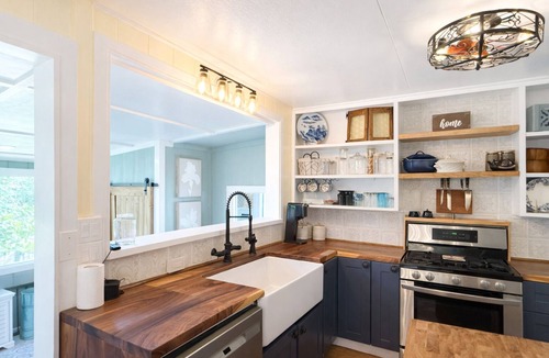 Anahola House | Spacious 4-bed 2 Bath house steps from the beach - Pets ok