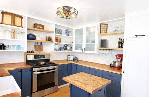 Anahola House | Spacious 4-bed 2 Bath house steps from the beach - Pets ok