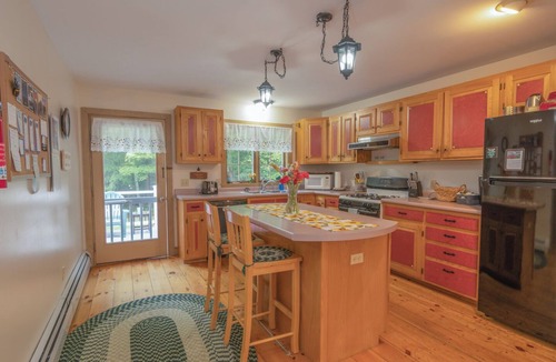 Farmington House | Spacious 4-bedroom country house in delightful Farmington with AC, firepit