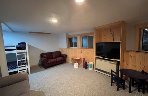 Carrabassett Valley House | Spacious 4BR Home w/Hot Tub, 4.2 Mi to Sugarloaf – Sleeps 8 or more, AC & WiFi