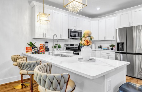 Atlanta House | Spacious 7-Bed Modern Home near Downtown with Fireplace