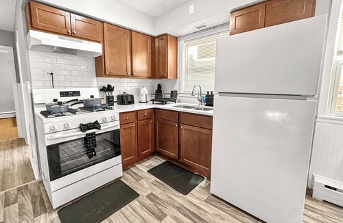 Berwyn Apartment | Spacious Apartment w/Game Table for 7 near City + Airport