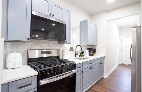 North Bergen House | Spacious Group Holiday Home 5BR/3BATH w/Private parking/Game area & Backyard