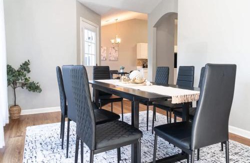 Lawrenceville House | Spacious Vaulted 4BR Family Home Near Mall of GA Sleeps 12
