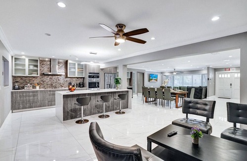 South Lake Villa | Spectacular 5BR/5BA Villa in Hollywood Lakes